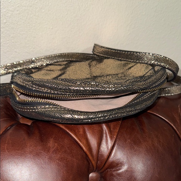 Chic Metallic Crossbody Bag - Picture 3 of 8